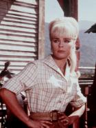 Unter Geiern - Die kesse Annie (Elke Sommer, l.) und der Farmer Martin Baumann (Götz George, r.) verstehen sich auf Anhieb sehr gut miteinander ... © Columbia Pictures