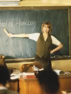 Dangerous Minds - Wilde Gedanken - Es dauert nicht lange bis LouAnne Johnson (Michelle Pfeiffer) merkt, dass sich die Schüler nicht im Geringsten für ihren Unterreicht interessieren ? © Hollywood Pictures