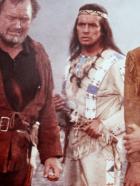 Unter Geiern - Baumann (Walter Barnes, l.) und dessen Sohn Martin (Götz George, r.) sind der Meinung, dass Indianer die Farm niedergebrannt haben. Winnetou (Pierre Brice, M.) versucht, sie vom Gegenteil zu überzeugen ... © Columbia Pictures