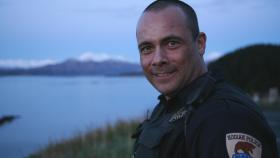 Roland Zeitlers Revier ist die Insel Kodiak in Alaska. Die Sitten sind rau, der Schnaps fließt reichlich. Da landet schon mal ein betrunkener Matrose im Straßengraben ... © kabel eins Roland Zeitlers Revier ist die Insel Kodiak in Alaska. Die Sitten sind rau, der Schnaps fließt reichlich. Da landet schon mal ein betrunkener Matrose im Straßengraben ... © kabel eins