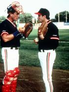 Die Indianer von Cleveland II - Der Stern der ?Indians?-Baseballmannschaft ist am Sinken: Rick Vaughn (Charlie Sheen, r.) hat Probleme mit der Fitness, Werfer Taylor (Tom Berenger, l.) wird wegen Kniebeschwerden vom Feld auf die Trainerbank verbannt. © Warner Bros.