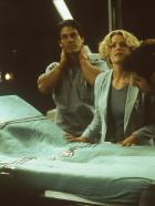 Hollow Man - Unsichtbare Gefahr - Nachdem Sebastian Caine das Serum erhalten hat, löst sich sein Körper tatsächlich vor den Augen seiner Kollegen Linda (Elisabeth Shue, 2.v.r.), Carter (Greg Grunberg, r.), Sarah (Kim Dickens, 2.v.l.) auf ... © Columbia Pictures