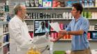 Charlie (Charlie Sheen, r.) leidet unter Schlaflosigkeit und will sich bei seinem Apotheker (Martin Mull, l.) ein Schlafmittel besorgen, bekommt stattdessen jedoch Marihuana. Was viele Überraschungen mit sich bringt ... © Warner Brothers