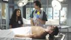Gleich an ihrem ersten Arbeitstag wird eine Leiche in einem Müllauto gefunden. Dani (Nathalie Kelley, l.) hilft Ethan (Geoffrey Arend, M.) bei der Obduktion von Paul Crawford (Matt Austin, liegend) ... © 2011 American Broadcasting Companies, Inc. All rights reserved.