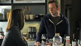 Alicia (Julianna Margulies, l.) erhält Unterstützung von ihrem Bruder Owen Cavanaugh (Dallas Roberts, r.) ... © CBS Broadcasting Inc. All Rights Reserved Alicia (Julianna Margulies, l.) erhält Unterstützung von ihrem Bruder Owen Cavanaugh (Dallas Roberts, r.) ... © CBS Broadcasting Inc. All Rights Reserved