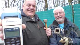 In Berlin zahlen tausende ihre Wasserrechnung nicht. Wenn ein Schuldner hartnäckig kein Geld überweist, drehen ihnen Lars Asbeck (44) und Jürgen Ludwig (51) die Leitung ab. © kabel eins In Berlin zahlen tausende ihre Wasserrechnung nicht. Wenn ein Schuldner hartnäckig kein Geld überweist, drehen ihnen Lars Asbeck (44) und Jürgen Ludwig (51) die Leitung ab. © kabel eins