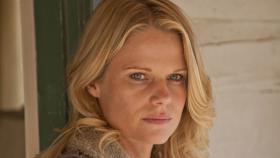 Der Feind kommt direkt auf sie zu: Kann sich Ava Crowder (Joelle Carter) rechtzeitig in Sicherheit bringen? Der Feind kommt direkt auf sie zu: Kann sich Ava Crowder (Joelle Carter) rechtzeitig in Sicherheit bringen?