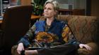 Two and a Half Men - Die Psychologin Dr. Freeman (Jane Lynch) versucht Erklärungen für Charlies seltsames Verhalten zu finden ... © Warner Brothers Entertainment Inc.