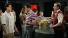 Two and a Half Men - Alan (Jon Cryer, M.) zeigt bemerkenswerten Einfallsreichtum, wenn es darum geht, sich vor dem Bezahlen zu drücken. Charlie (Charlie Sheen, l.) ist es jedoch langsam leid, ständig für seinen Bruder mitzahlen zu müssen und will ihm die Schnorrerei vergelten ... © Warner Brothers Entertainment Inc. Two and a Half Men - Alan (Jon Cryer, M.) zeigt bemerkenswerten Einfallsreichtum, wenn es darum geht, sich vor dem Bezahlen zu drücken. Charlie (Charlie Sheen, l.) ist es jedoch langsam leid, ständig für seinen Bruder mitzahlen zu müssen und will ihm die Schnorrerei vergelten ... © Warner Brothers Entertainment Inc.