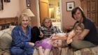 (7. Staffel) - Ihre Familie bedeutet Allison (Patricia Arquette, l.) alles: Joe (Jake Weber, r.), Ariel (Sofia Vassilieva, vorne 2.v.l.), Bridgette (Maria Lark, hinten 2.v.l.) und Marie (Madison Carabello, 2.v.r.) © Paramount Network Television