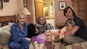 Medium - Nichts bleibt verborgen - (6. Staffel) - Ihre Familie bedeutet Allison (Patricia Arquette, l.) alles: Joe (Jake Weber, r.), Ariel (Sofia Vassilieva, vorne 2.v.l.), Bridgette (Maria Lark, hinten 2.v.l.) und Marie (Madison Carabello, 2.v.r.) © Paramount Network Television