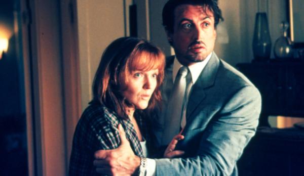 Richies Witwe wurde überfallen. Jack Carter (Sylvester Stallone, r.) tröstet seine Schwägerin Gloria (Miranda Richardson, l.) in dem Wissen, dass er auf der richtigen Fährte ist. © Warner Bros.