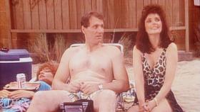 Während Peggy (Katey Sagal, l.) in der Sonne döst, flirtet Al (Ed O'Neill, M.) mit seiner alten Schulfreundin Marilyn (Morgan Brittany, r.). © Columbia Pictures Während Peggy (Katey Sagal, l.) in der Sonne döst, flirtet Al (Ed O'Neill, M.) mit seiner alten Schulfreundin Marilyn (Morgan Brittany, r.). © Columbia Pictures