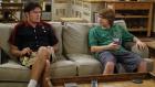 Two and a Half Men - Jake (Angus T. Jones, r.) hat seinen Lernführerschein und braucht einen Erwachsenen, um sich hinter das Steuer setzen zu dürfen. Als Charlie (Charlie Sheen, l.) versehentlich den Kater seiner Verlobten Chelsea überfährt, erpresst ihn Jake mit einem Beweisfoto, sodass Charlie schweren Herzens zum Beifahrer seines Neffen wird ... © Warner Brothers Entertainment Inc.