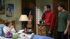 Two and a Half Men - Als Jake (Angus T. Jones, l.) die Versetzung in die Junior High School geschafft hat, geben Charlie (Charlie Sheen, r.) und Alan (Jon Cryer, M.) ihm so viele Ratschläge, dass er vor Angst die Schule schwänzt ... © Warner Brothers Entertainment Inc. Two and a Half Men - Als Jake (Angus T. Jones, l.) die Versetzung in die Junior High School geschafft hat, geben Charlie (Charlie Sheen, r.) und Alan (Jon Cryer, M.) ihm so viele Ratschläge, dass er vor Angst die Schule schwänzt ... © Warner Brothers Entertainment Inc.