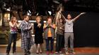 (9. Staffel) - Two and a Half Men: (v.l.n.r.) Judith (Marin Hinkle), Alan (Jon Cryer), Evelyn (Holland Taylor), Berta (Conchata Ferrell), Jake (Angus T. Jones) und Walden Schmidt (Ashton Kutcher) ... © Warner Brothers Entertainment Inc.
