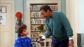 Bill Cosby Show - Cliff (Bill Cosby, r.) kann nicht verstehen, wie Denise (Lisa Bonet, l.) Hausaufgaben machen kann, wenn sie dabei Musik hört. © Viacom