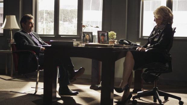 Touchstone Television Dave Rossi (Joe Mantegna, l.) ist vor Jahren aus dem FBI ausgeschieden und to...
