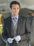 Castle - Eine junge Frau wird mit Kevin Ryans (Seamus Dever, M.) Dienstwaffe, die ihm vor ein paar Monaten gestohlen wurde, erschossen, weshalb er sich mitschuldig fühlt ... © 2011 American Broadcasting Companies, Inc. All rights reserved.