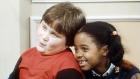Rudy (Keshia Knight Pulliam, r.) spricht ihrem Freund Peter (Peter Costa, r.) beim Zahnarzt Mut zu. © Viacom