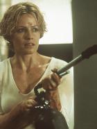 Hollow Man - Unsichtbare Gefahr - Das Experiment geht voll daneben und Caine verwandelt sich in einen Killer, der im verwinkelten Labor Jagd auf Linda (Elisabeth Shue) und ihre Kollegen macht. Doch diese wehren sich heftig mit Löschschaum, Blutkonserven und Flammenwerfern ... © Columbia Pictures