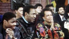 Theo (Malcolm-Jamal Warner, l.) wartet mit Cliff (Bill Cosby, 2.v.l.) und Großmutter Anna (Clarice Taylor, r.) gespannt darauf, wie Großvater Russell seinen Auftritt bewältigen wird. © Viacom Theo (Malcolm-Jamal Warner, l.) wartet mit Cliff (Bill Cosby, 2.v.l.) und Großmutter Anna (Clarice Taylor, r.) gespannt darauf, wie Großvater Russell seinen Auftritt bewältigen wird. © Viacom