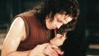 Die aussichtslose Situation auf der U.S.M. Auriga macht die geklonte Ellen Ripley (Sigourney Weaver, l.) und Annalee Call (Winona Ryder, r.) zu Verbündeten im Kampf gegen die neue Spezies ... © 1997 Twentieth Century Fox Film Corporation. All rights reserved