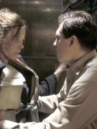 Below - Da unten hört dich niemand schreien - Lt. Loomis (Holt McCallany, r.) ist sich sicher, dass die Schiffbrüchige Ärztin Claire (Olivia Williams, r.) etwas mit den seltsamen Vorfällen an Bord zu tun hat ... © Dimension Films