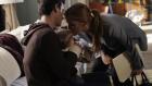 Samantha (Poppy Montgomery, r.) verabschiedet sich von Brian (Adam Kaufman, l.) und ihrem Baby. © Warner Bros. Entertainment Inc.