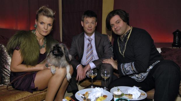 Max Kohr Sat.1 Mirja (Mirja Boes, l.) und Mathias (Mathias Schlung, M.) werden im Orientrest...