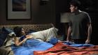 Two and a Half Men - Charlies (Charlie Sheen, r.) Freundin Chelsea (Jennifer Bini Taylor, l.) hat eine schwere Erkältung und muss bei Charlie das Bett hüten. Als er sie pflegen -, und Medikamente für sie einkaufen muss, wird seine Liebe auf eine harte Probe gestellt ... © Warner Brothers Entertainment Inc.