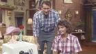Weil der Computer zu einem Hutständer verkommen ist, versucht Al (Ed O'Neill, l.) ihn an Marcy (Amanda Bearse, l.) zu verkaufen. © Columbia Pictures