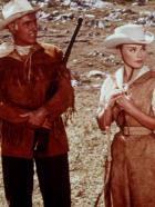 Unter Geiern - Old Wabble (Paddy Fox, r.) berichtet Winnetou (Pierre Brice, l.), Old Surehand (Stewart Granger, 2.v.l.) und Annie (Elke Sommer, 2.v.r.), was die skrupellose Geier-Bande im Schilde führt ... © Columbia Pictures
