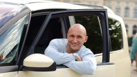 Quiz Taxi Reloaded - Die erste und einzige mobile Quiz-Show Deutschlands geht wieder auf Tour. Hinter dem Steuer sitzt dieses Mal Moderator und Comedian Murat Topal ... © Willi Weber kabel eins