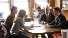 Richard Castle (Nathan Fillion, l.), Kate Beckett (Stana Katic, 2.v.l.), Roy Montgomery (Ruben Santiago-Hudson, 2.v.r.) und Agent Westfield (Lyle Lovett, r.) arbeiten an einem mysteriösen Fall. © 2010 American Broadcasting Companies, Inc. All rights reserved.