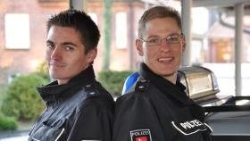 Auf der Polizeiwache in Stade geht ein Notruf ein: eine Schlägerei unter Saufkumpanen. Die Kommissare Pascal van der Heijden (r.) und Torben Kubik (l.) müssen sich auf viel Geschrei und richtig dicke Luft gefasst machen ... © kabel eins Auf der Polizeiwache in Stade geht ein Notruf ein: eine Schlägerei unter Saufkumpanen. Die Kommissare Pascal van der Heijden (r.) und Torben Kubik (l.) müssen sich auf viel Geschrei und richtig dicke Luft gefasst machen ... © kabel eins