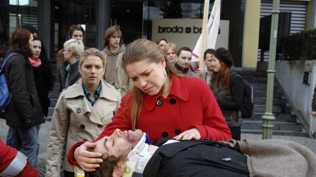 Claudius Pflug Sat.1 Anna (Jeanette Biedermann, l.) und Katja (Karolina Lodyga, r.) müssen zusehen...
