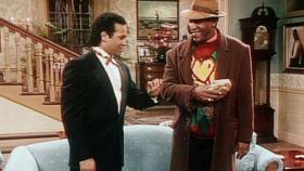 Bill Cosby Show - Elvin (Geoffrey Owens, l.) und Cliff (Bill Cosby, r.) sind beide überzeugt, dass ihr Geschenk viel romantischer ist, als das des anderen. © Viacom