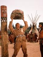 Der Schatz im Silbersee - Der starke Old Shatterhand (Lex Barker, l.) zeigt den Indianern, wer die Hosen anhat ... © Columbia Pictures