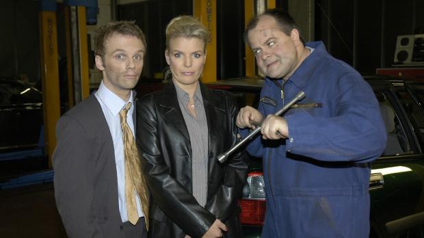 Oliver S. Sat.1 Ralf (l.) und Mirja (M.) erleben Abenteuerliches mit dem KFZ-Mechaniker Marku...