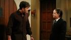 Two and a Half Men - Jake (Angus T. Jones, r.) hat sich in Milly, die Tochter von Jess verliebt und bittet Charlie (Charlie Sheen, l.), ein gemeinsames Essen zu arrangieren. © Warner Brothers Entertainment Inc.