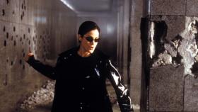 Matrix - Zusammen mit Neo zerlegt die gefährlich schöne Trinity (Carrie-Anne Moss) die Eingangshalle eines Polizeigebäudes, inklusive Wachpersonal, in seine Einzelteile ... © Warner Bros. Pictures