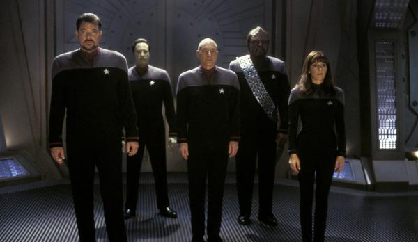 Eine neue Mission wartet auf Captain Jean-Luc Picard (Patrick Stewart, M.), Commander Riker (Jonathan Frakes, l.), Commander Data (Brent Spiner, 2.v.l.), Dr. Crusher (Gates McFadden, r.) und Lt. Worf (Michael Dorn, 2.v.r.) ... © Paramount Pictures