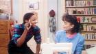 Bill Cosby Show - Theo (Malcolm-Jamal Warner, l.) zeigt Denise (Lisa Bonet, r.) ein Foto seiner Freundin Christine, bei der er mit einem echten Gordon-Gartrell-Hemd Eindruck schinden will. © Viacom