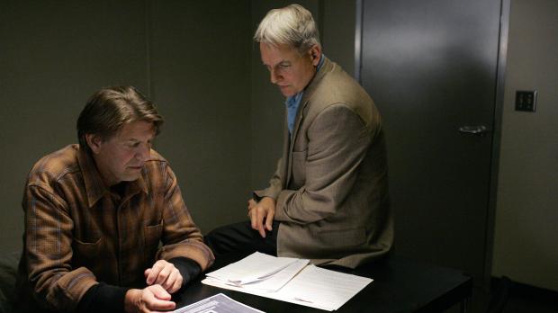 CBS Television Hat Navy-Sanitäter Ned Quinn (Peter Coyote, l.) etwas mit dem Mord an einem ä...