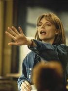 Dangerous Minds - Wilde Gedanken - Tag für Tag steht LouAnne Johnson (Michelle Pfeiffer) einer Gruppe frustrierter, gewaltbereiter Teenager gegenüber, für die Drogen und Schlägereien zum Alltag gehören. © Hollywood Pictures