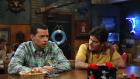 Two and a Half Men - Charlie (Charlie Sheen, r.) hat sich vor Trauer um die Trennung von seiner Verlobten Chelsea total zurückgezogen. Alan (Jon Cryer, l.) versucht, ihn wieder unter Menschen zu bringen ... © Warner Brothers Two and a Half Men - Charlie (Charlie Sheen, r.) hat sich vor Trauer um die Trennung von seiner Verlobten Chelsea total zurückgezogen. Alan (Jon Cryer, l.) versucht, ihn wieder unter Menschen zu bringen ... © Warner Brothers