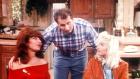 Eine schrecklich nette Familie - Al (Ed O'Neill, M.) eröffnet Peggy (Katey Sagal, l.) und Kelly (Christina Applegate, r.), dass er seine Führerscheinprüfung wiederholen muss. © Columbia Pictures