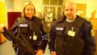 Mehr als 30.000 Polizisten sorgen für Ordnung und Sicherheit auf Autobahnen, Flughäfen, Bahnanlagen und öffentlichen Plätzen. Julia Backmeister (l.) und ihr Kollege Stefan Glessner (r.) bei der Arbeit. © kabel eins