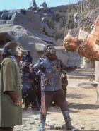 Planet der Affen - Eine Notlandung verschlägt Taylor (Charlton Heston, r.) und sein Team auf einen fremden Planeten, der von Menschenaffen regiert wird. Die Affen nehmen Taylor fest und missbrauchen ihn für Forschungsexperimente ... © 20th Century Fox International Television